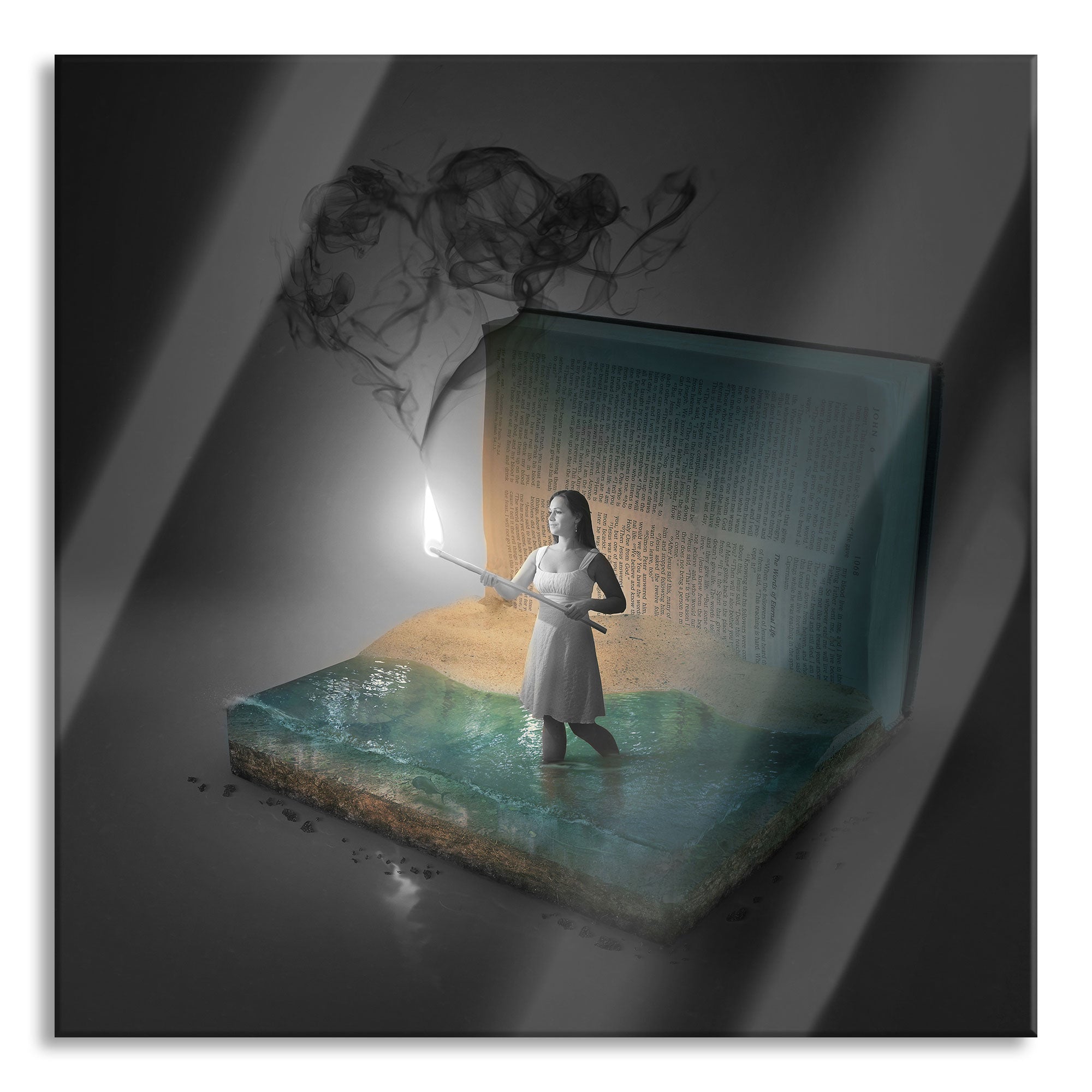 Frau mit Fackel steigt aus Buch B&W Detail, Glasbild Quadratisch Online-Verkauf